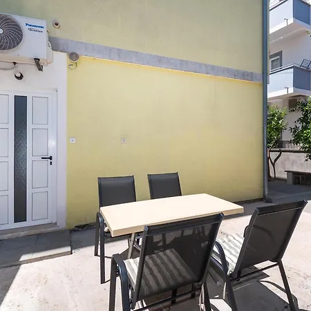 Lemon Apartment *